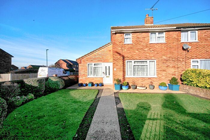 3 Bedroom Semi Detached House For Sale In Lyneham Road, Luton, LU2