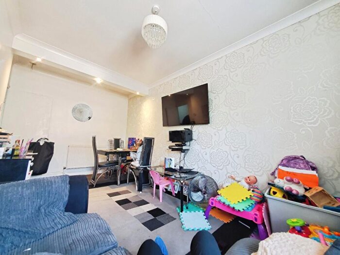 2 Bedroom Maisonette For Sale In Alexandra Street, London, E16