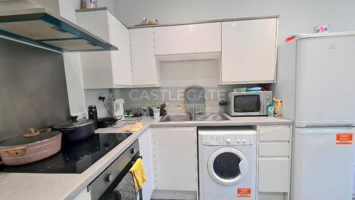 1 Bedroom Flat To Rent In Flat, Bath Street Huddersfield, West Yorkshire, HD1