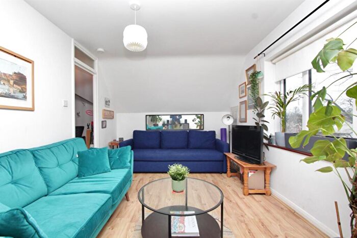 1 Bedroom Apartment To Rent In South Grove, N15