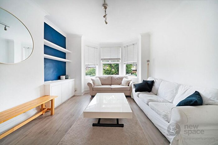 2 Bedroom Flat To Rent In James Lane, London, E10