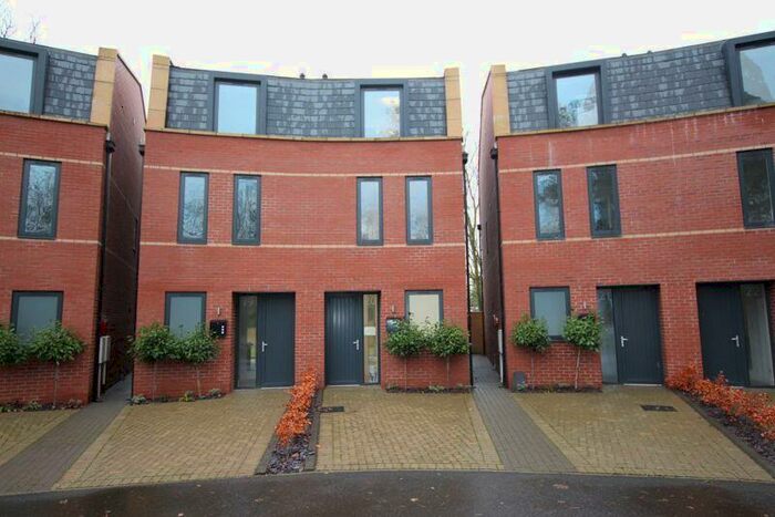 4 Bedroom Semi-Detached House To Rent In The Curve, Welholme Road, Grimsby, DN32