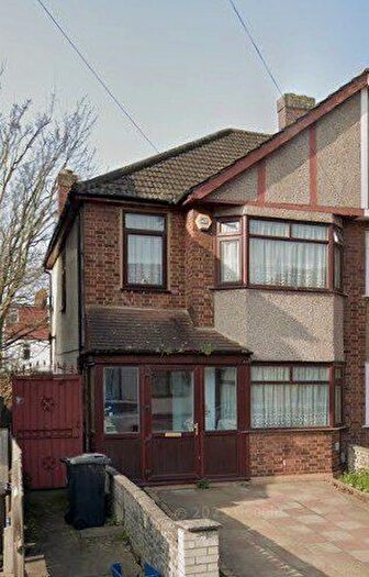 3 Bedroom Semi-Detached House To Rent In Ilford, IG2