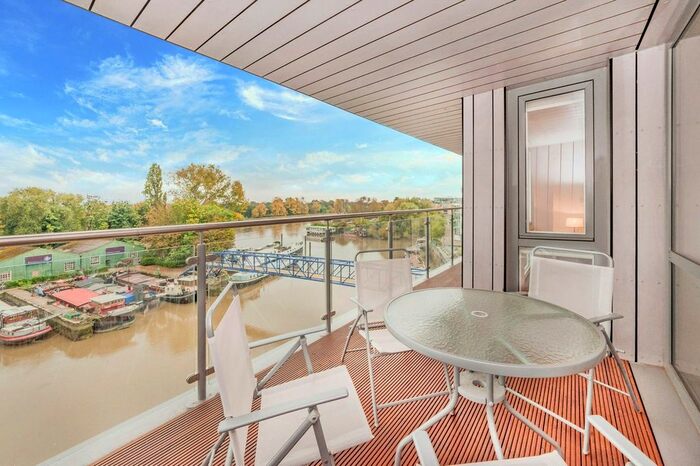 2 Bedroom Flat To Rent In Lighterage Court, High Street, Brentford, Middlesex, TW8