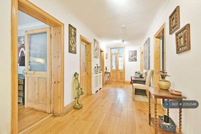 3 Bedroom Flat To Rent In Manor Park, London, SE13