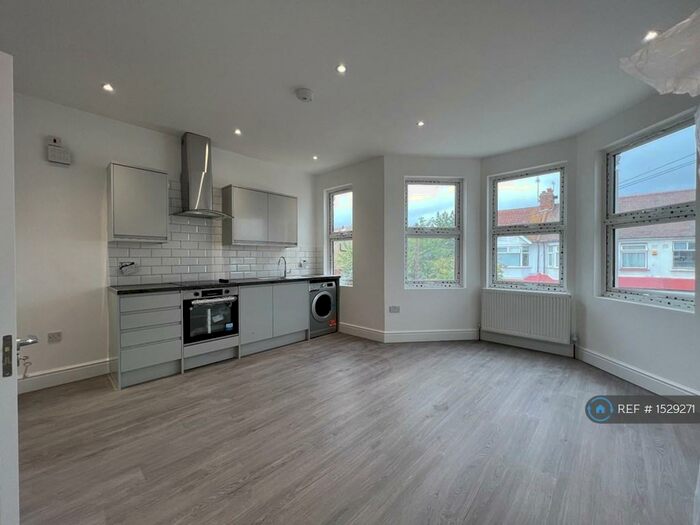 3 Bedroom Flat To Rent In Downhills Park Road, London, N17
