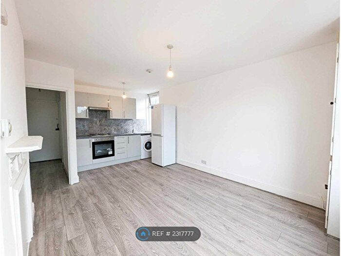 Studio To Rent In Green Lanes, London, N13