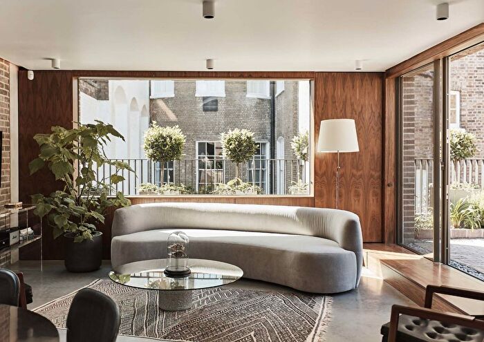 3 Bedroom Flat To Rent In Weymouth Mews, London, W1G