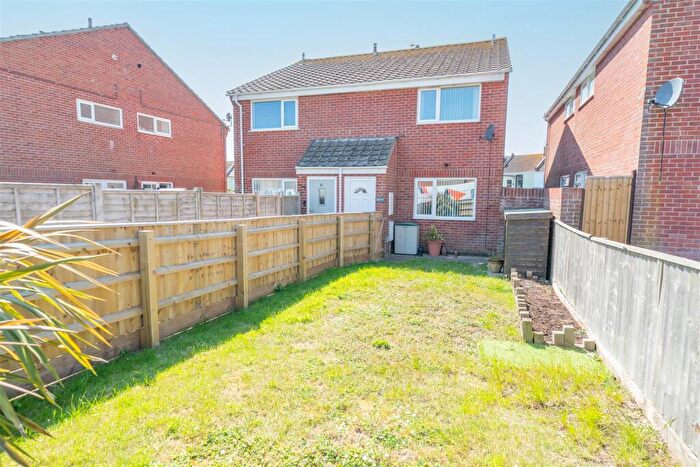 1 Bedroom Semi-Detached House For Sale In Sandpiper Way, Weymouth, DT4