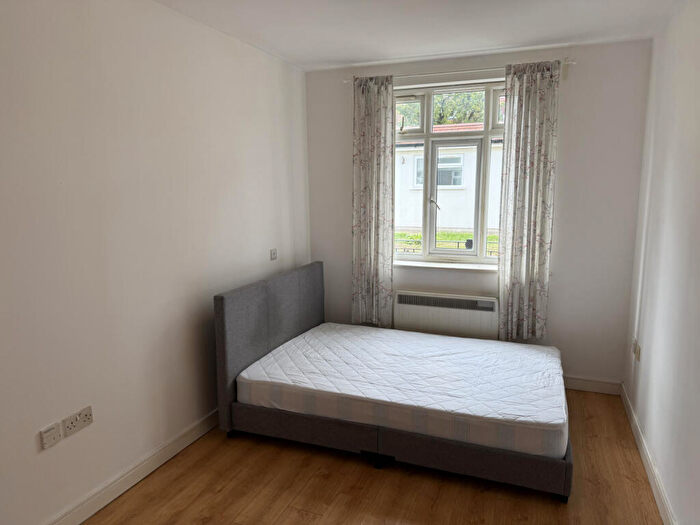 Studio To Rent In Flat, Simon Court, London, NW4
