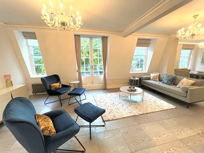 3 Bedroom Flat To Rent In The Little Boltons, London, SW5