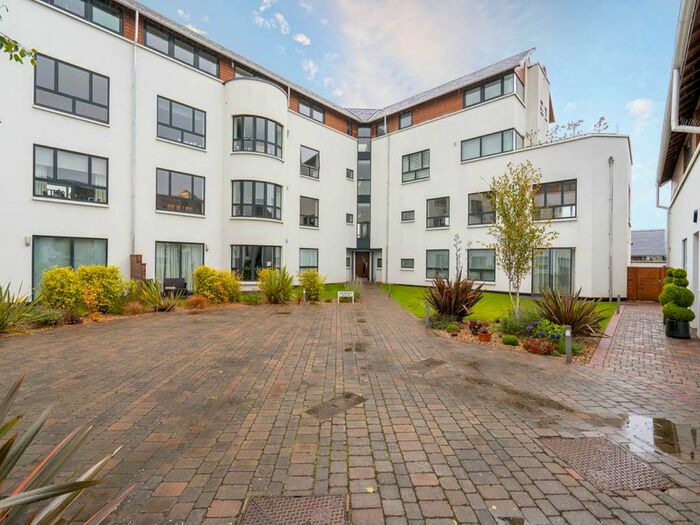 2 Bedroom Flat For Sale In Brighouse Park Cross, Cramond, EH4