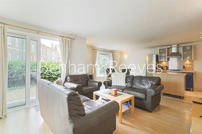 2 Bedroom Apartment To Rent In Hopton Road, London, SE18