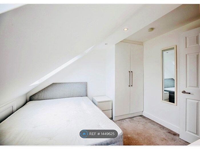 3 Bedroom Flat To Rent In Tooting, London, SW17