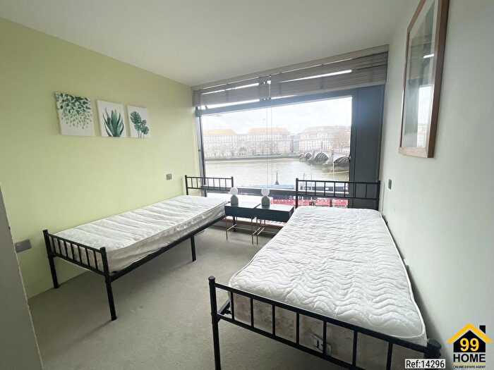 3 Bedroom Flat To Rent In Parliament View Apartments, London, SE1