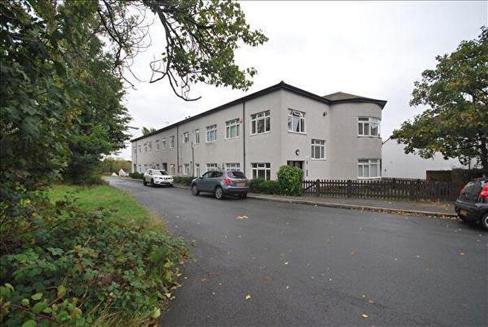 1 Bedroom Flat To Rent In North End, Buckhurst Hill, IG9