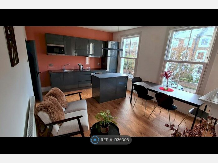 3 Bedroom Flat To Rent In Coningham Road, London, W12