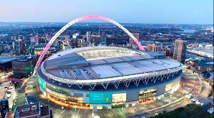 Semi-Detached House To Rent In London, NW10