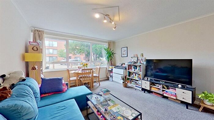 2 Bedroom Flat To Rent In Waynflete Street, London, SW18