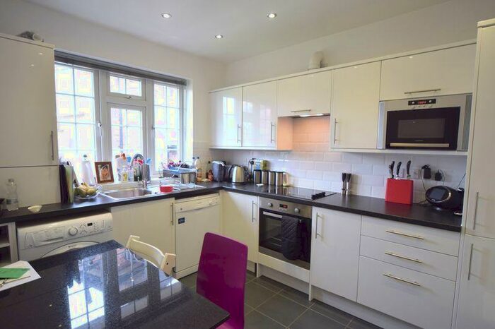 3 Bedroom Flat To Rent In Brim Hill, East Finchley, N2