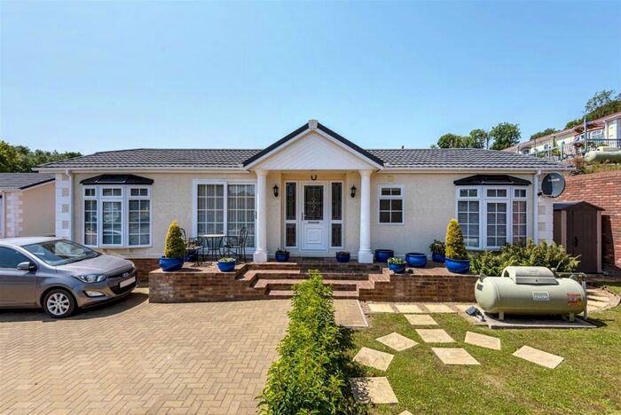 2 Bedroom Mobile Home For Sale In Meadow View, Harrietsham, ME17