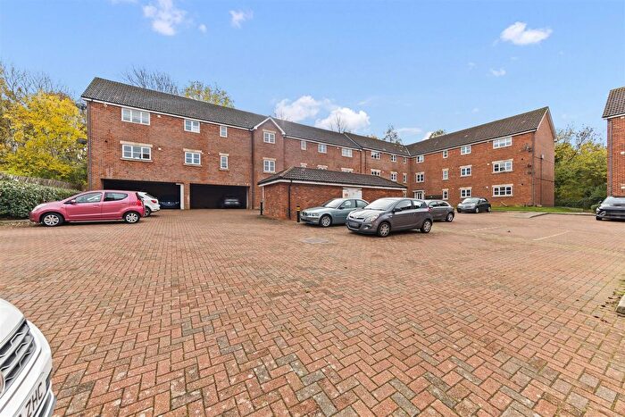 2 Bedroom Flat For Sale In Otterburn Crescent, Oakhill, Milton Keynes, MK5
