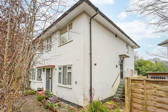 2 Bedroom Flat For Sale In Meadowcroft Close, Horley, RH6