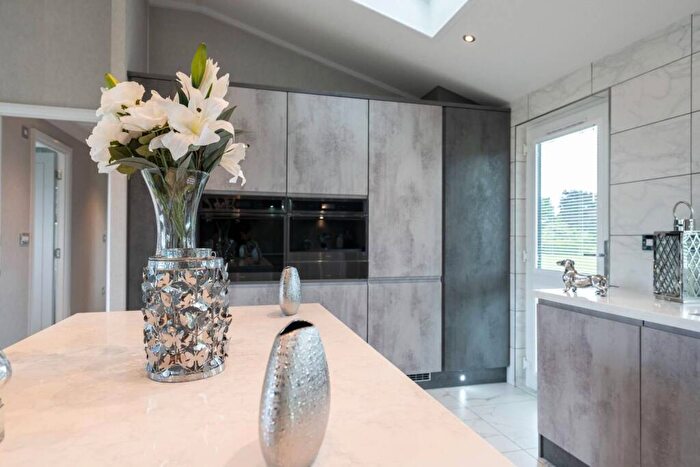 2 Bedroom Park Home For Sale In Linford, Stanford-le-Hope, SS17