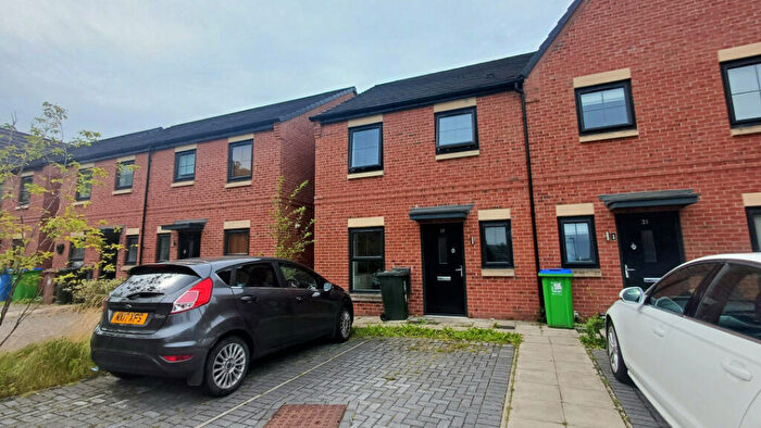 3 Bedroom Semi-Detached House For Sale In Pasture Close, Rochdale, OL16