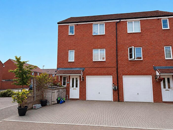 5 Bedroom Semi-Detached House For Sale In Potter Way, Winnersh, Berkshire, RG41