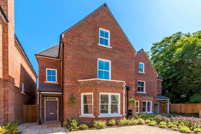 5 Bedroom Semi-Detached House To Rent In Barrons Chase, Richmond, TW10