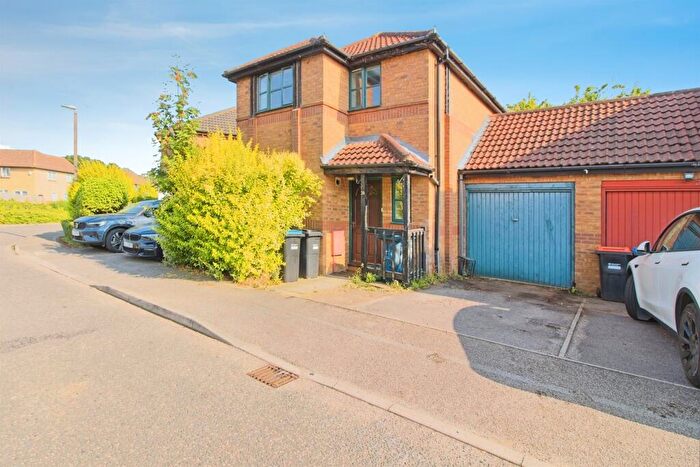 3 Bedroom Link Detached House For Sale In Badgers Oak, Kents Hill, Milton Keynes, MK7