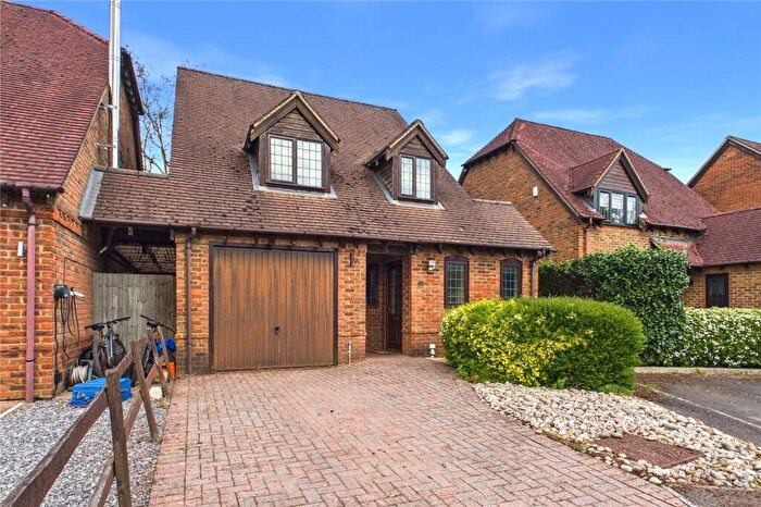 3 Bedroom Link Detached House For Sale In Verica Gardens, Pamber Heath, Tadley, Hampshire, RG26