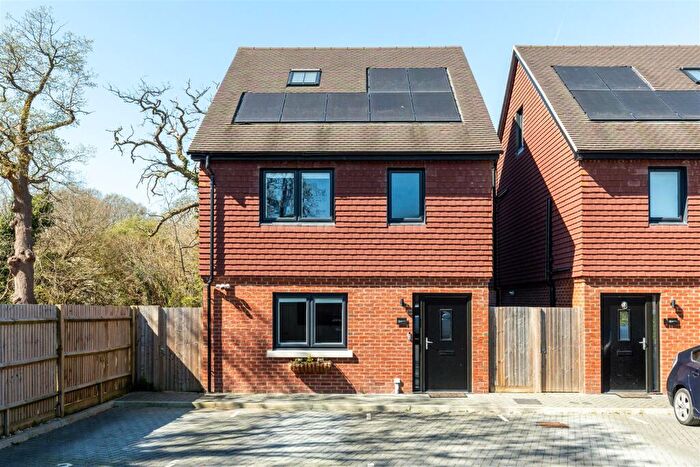 4 Bedroom Detached House For Sale In Petridgewood Close, Redhill, RH1