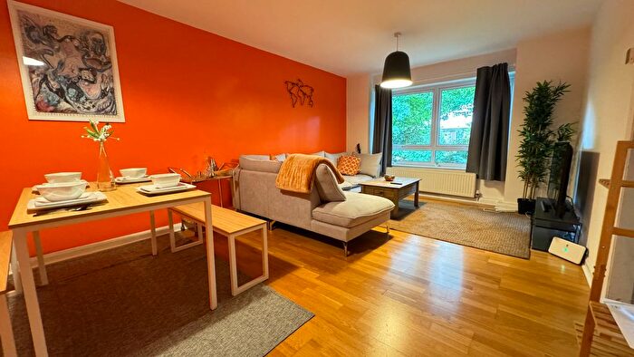 2 Bedroom Flat To Rent In Grosvenor Park Gardens, Headingley, Leeds, West Yorkshire, LS6