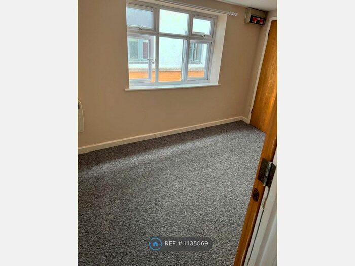 3 Bedroom Flat To Rent In Cheltenham Lane, Bristol, BS6