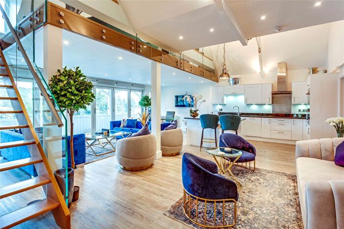 3 Bedroom Flat To Rent In Thameside, Henley-On-Thames, Oxfordshire, RG9