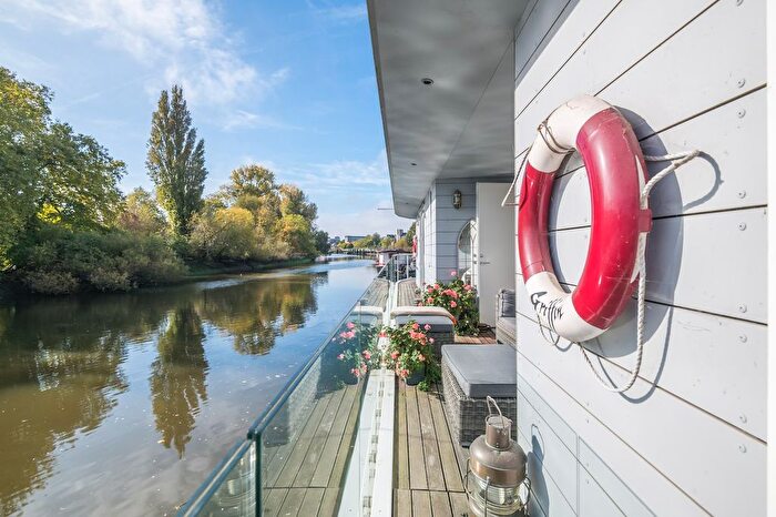 3 Bedroom Town House To Rent In The Hollows, Brentford, TW8