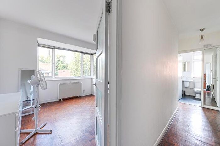 1 Bedroom Flat For Sale In Battersea Park Road, London, SW11
