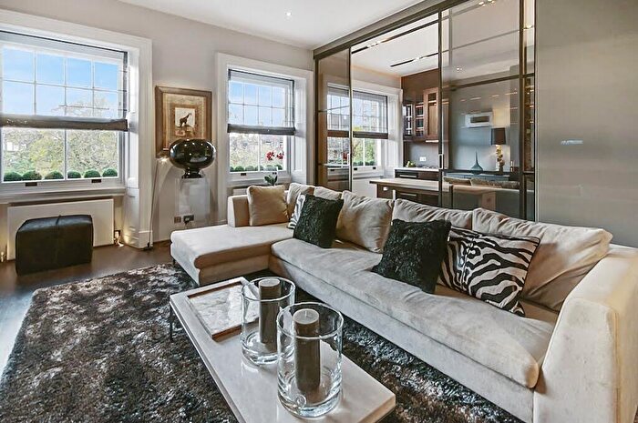 3 Bedroom Flat To Rent In Cadogan Square, SW1X