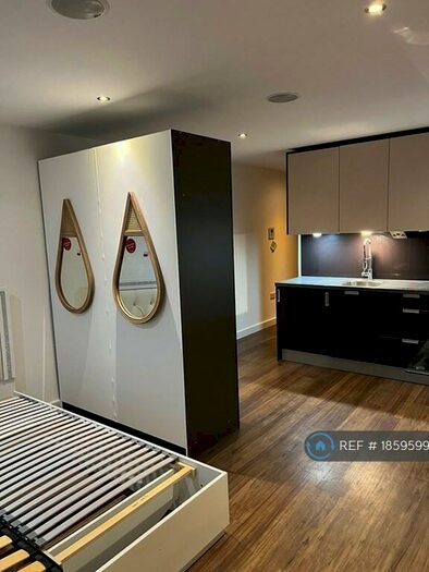 Studio To Rent In East Drive, London, NW9