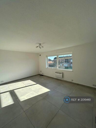 2 Bedroom Flat To Rent In Egmont Court, Walton-On-Thames, KT12