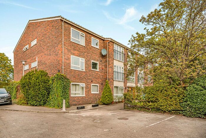 2 Bedroom Flat For Sale In Oatlands Drive, Weybridge, Surrey, KT13