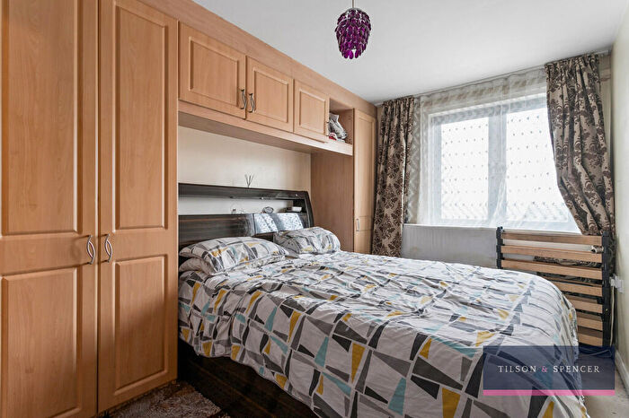 2 Bedroom Apartment For Sale In The Roundway, London, N17