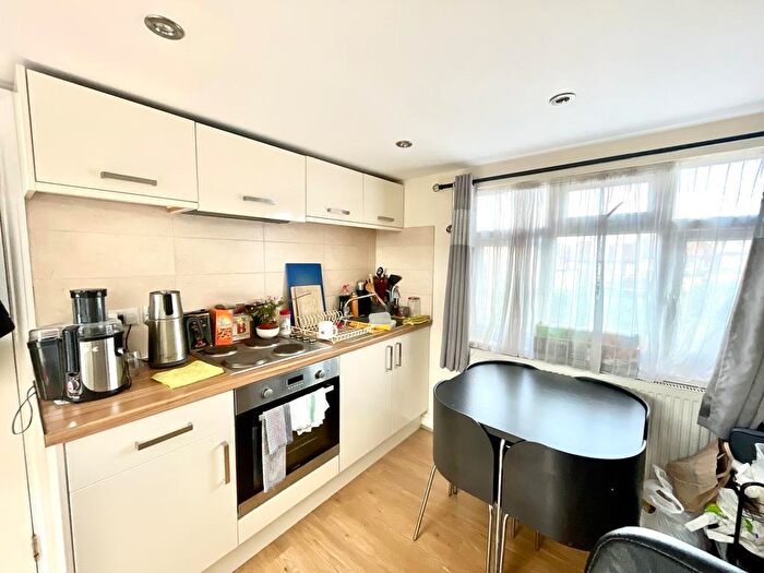 Studio To Rent In North Circular Road, N13