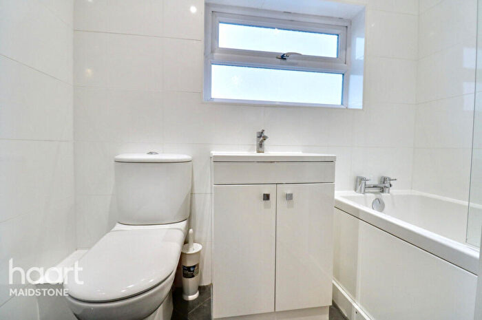 3 Bedroom Semi Detached House For Sale In Kent Avenue, Maidstone, ME15