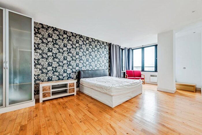 2 Bedroom Flat For Sale In Farnsby Street, Swindon, SN1