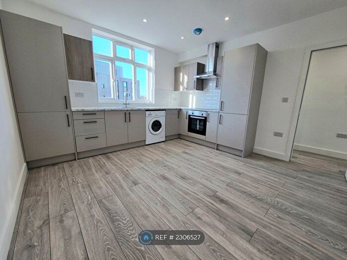 2 Bedroom Flat To Rent In Crown Lane, London, N14