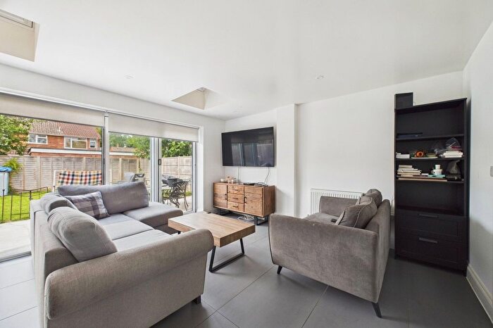 3 Bedroom End Of Terrace House To Rent In Valley Crescent, Wokingham, Berkshire, RG41