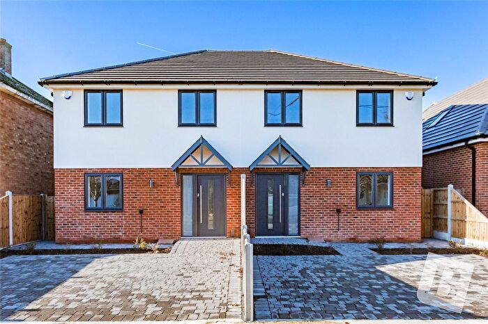 3 Bedroom Semi Detached House For Sale In King Edward Avenue, Rainham, RM13